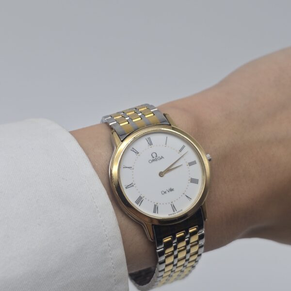 OMEGA De Ville - klasyczny zegarek vintage z rzymskimi indeksami na sobie