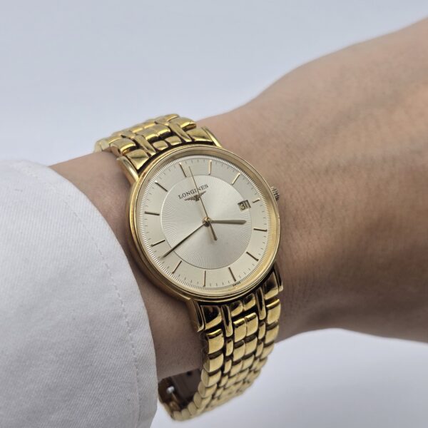 LONGINES - klasyczny zegarek vintage z liniowymi indeksami na sobie