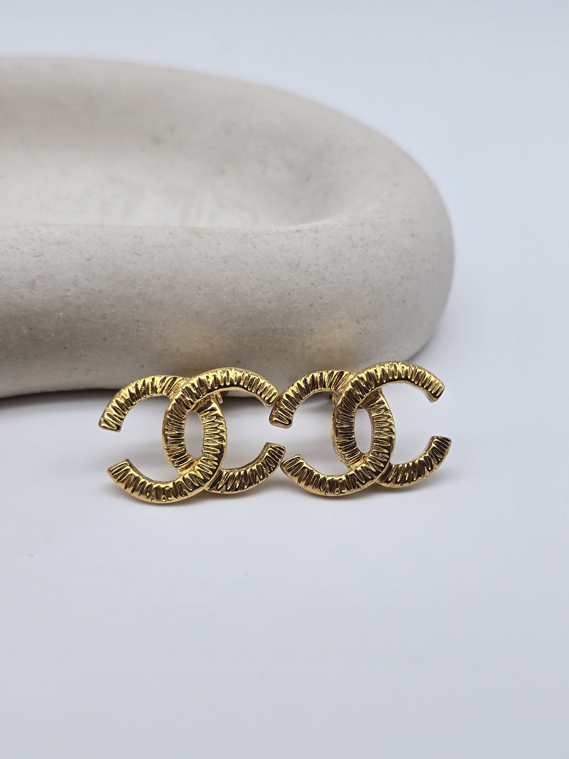 CHANEL - klasyczne klipsy vintage w kształcie logo CC, lata 90. dodatkowe