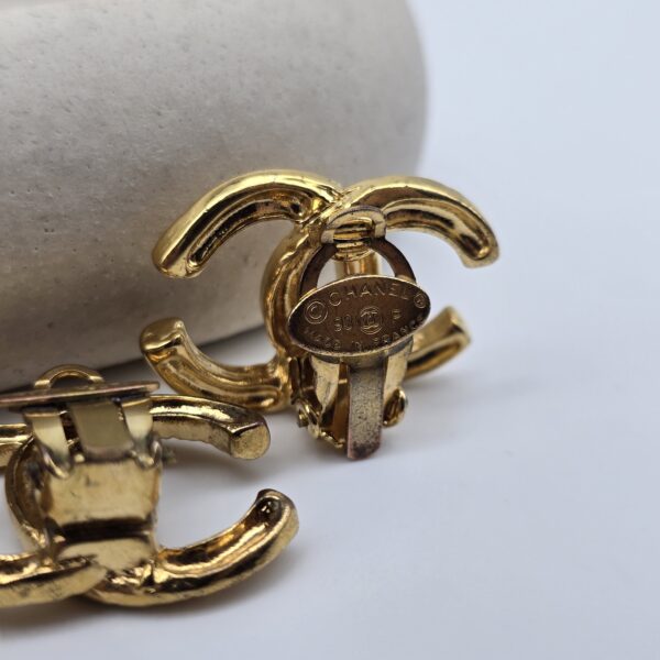 CHANEL - klasyczne klipsy vintage w kształcie logo CC, lata 90. logo