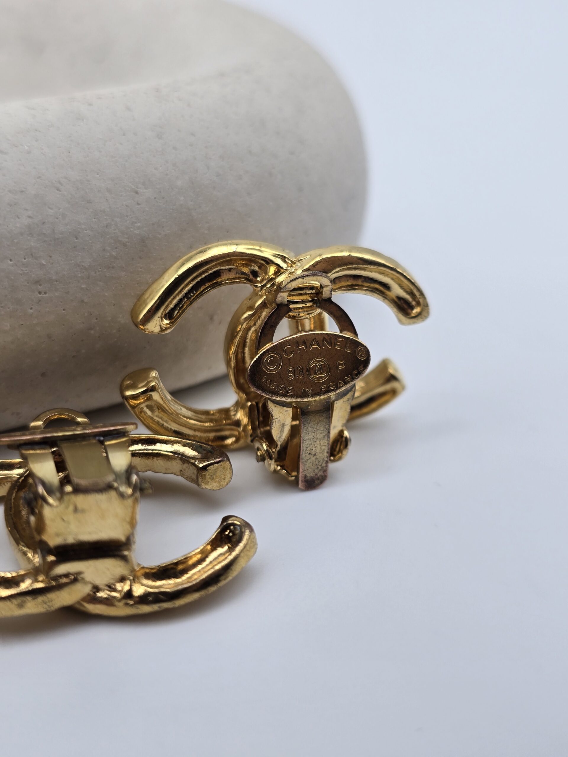 CHANEL - klasyczne klipsy vintage w kształcie logo CC, lata 90. logo