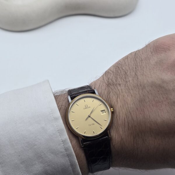 OMEGA De Ville - elegancki zegarek vintage z datownikiem, lata 90. na sobie