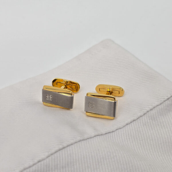 GIVENCHY - klasyczne klipsy vintage z monogramem na sobie