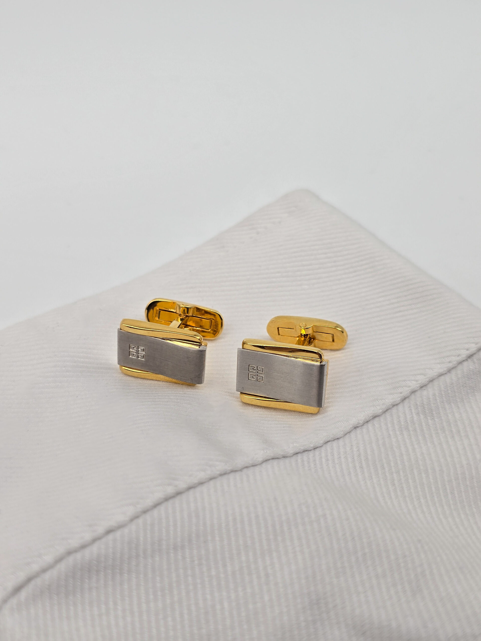 GIVENCHY - klasyczne klipsy vintage z monogramem na sobie