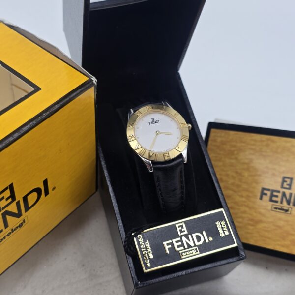 FENDI - zegarek vintage ze zdobieniami na skórzanym pasku