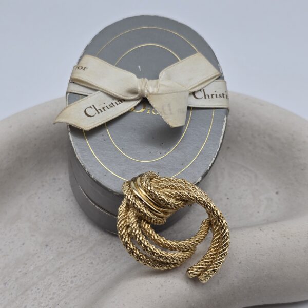 DIOR - elegancka broszka vintage z motywem plecionego sznura