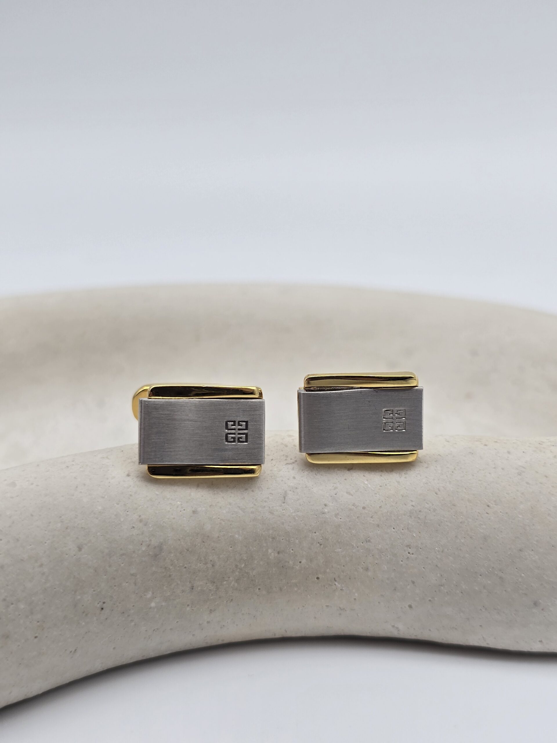GIVENCHY - klasyczne klipsy vintage z monogramem
