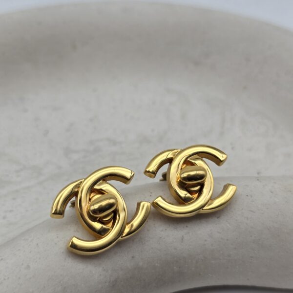CHANEL Turnlock - klasyczne klipsy vintage z monogramem, lata 90.