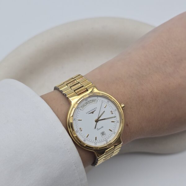 LONGINES Conquest - zegarek vintage na bransolecie z datownikiem na ręku