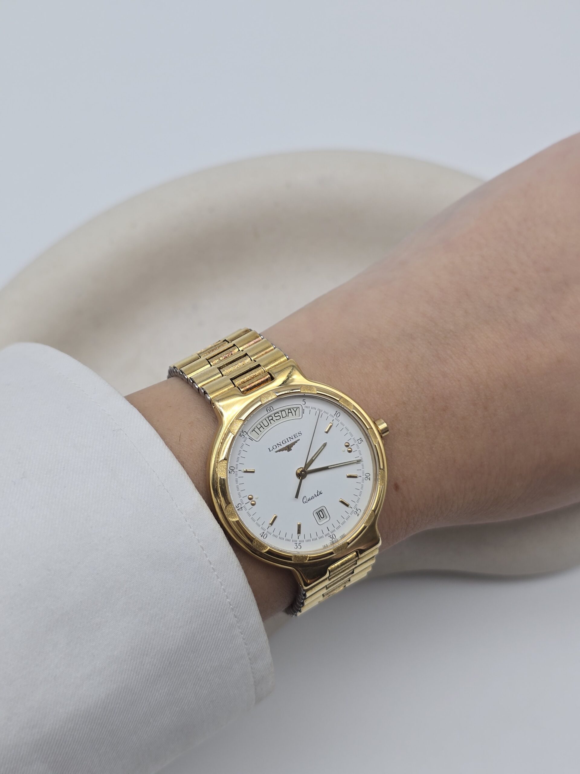 LONGINES Conquest - zegarek vintage na bransolecie z datownikiem na ręku