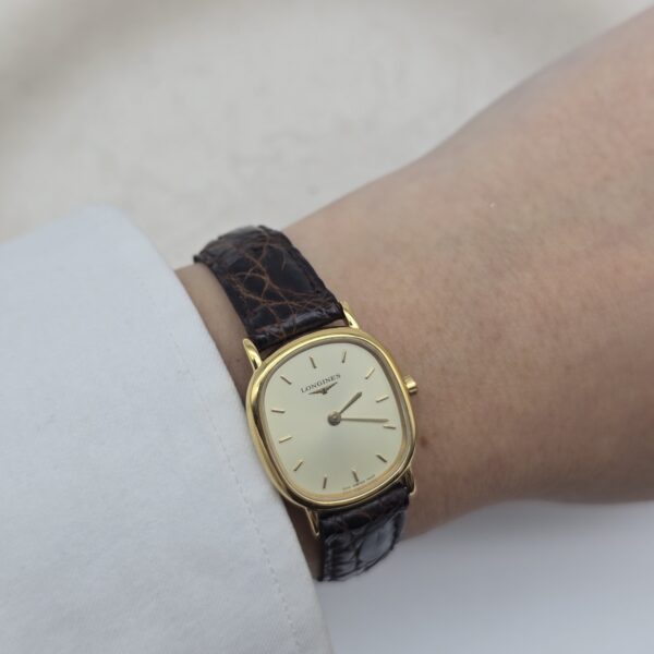 LONGINES La Grande Classique - elegancki zegarek vintage z liniowymi indeksami na ręku