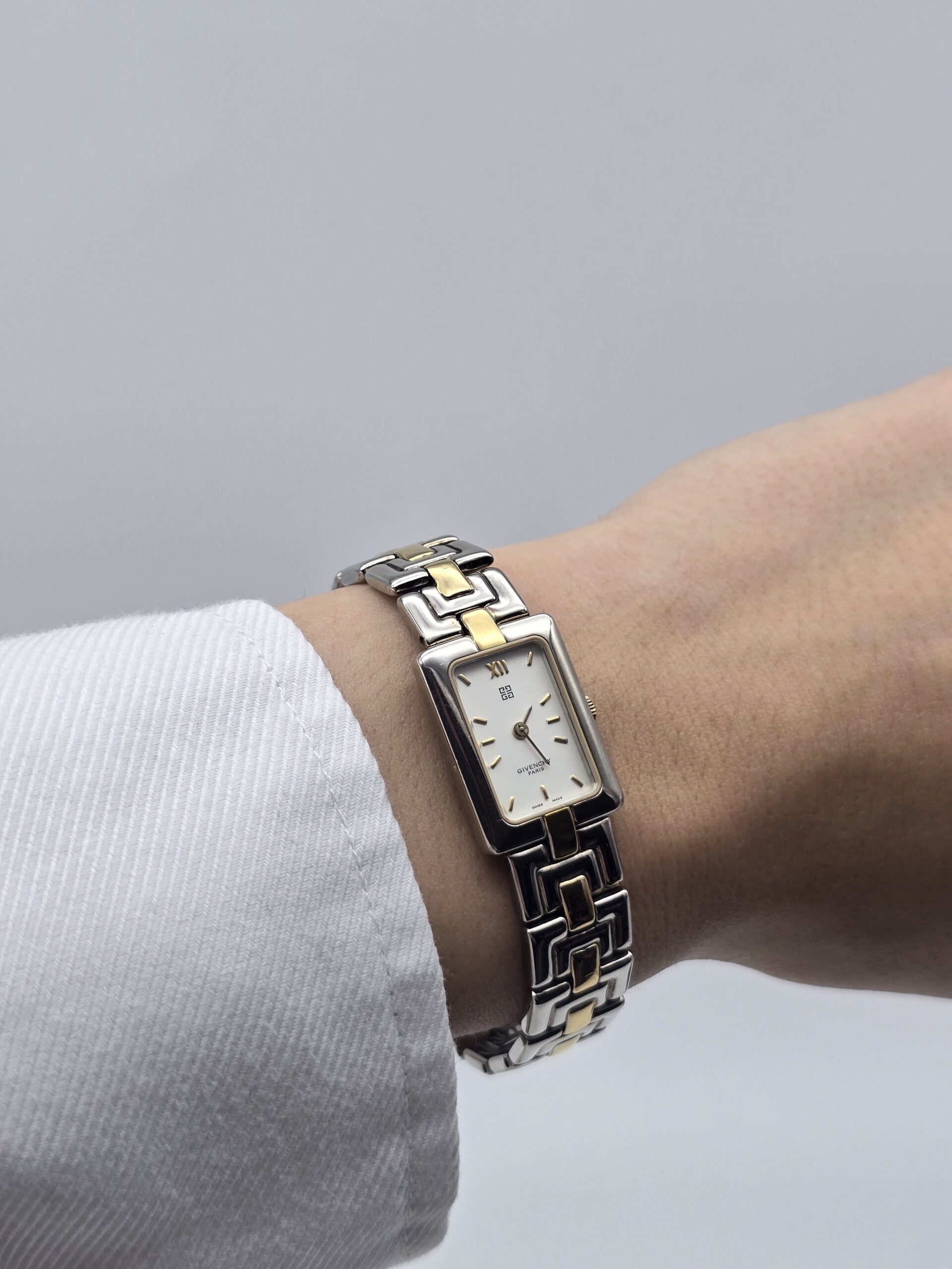 GIVENCHY - subtelny zegarek vintage na bransolecie z prostokątną tarczą na sobie