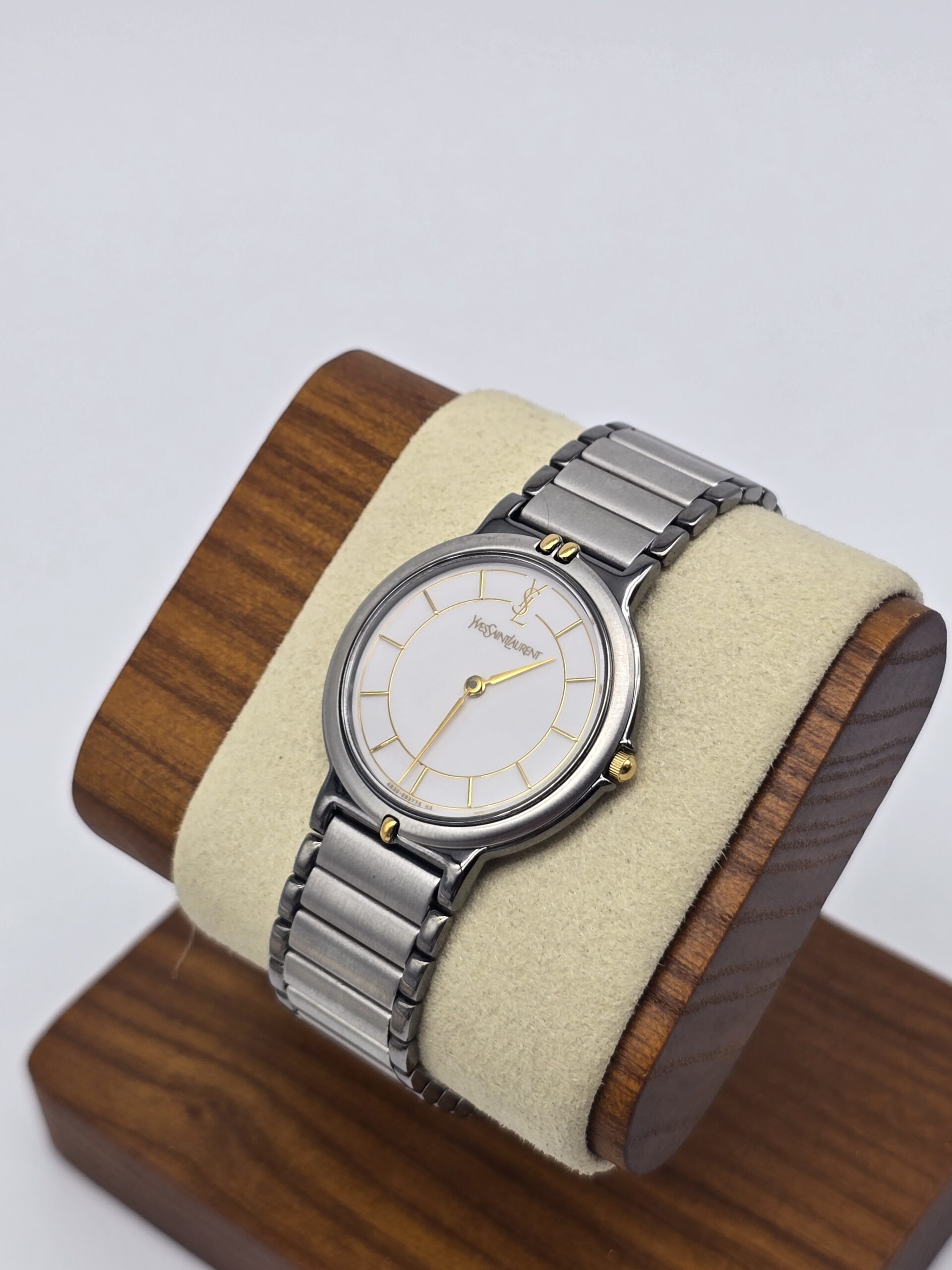 YSL - klasyczny zegarek vintage na bransolecie, lata 90. stojak