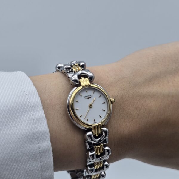 LONGINES - zegarek vintage na bransolecie z liniowymi indeksami na sobie