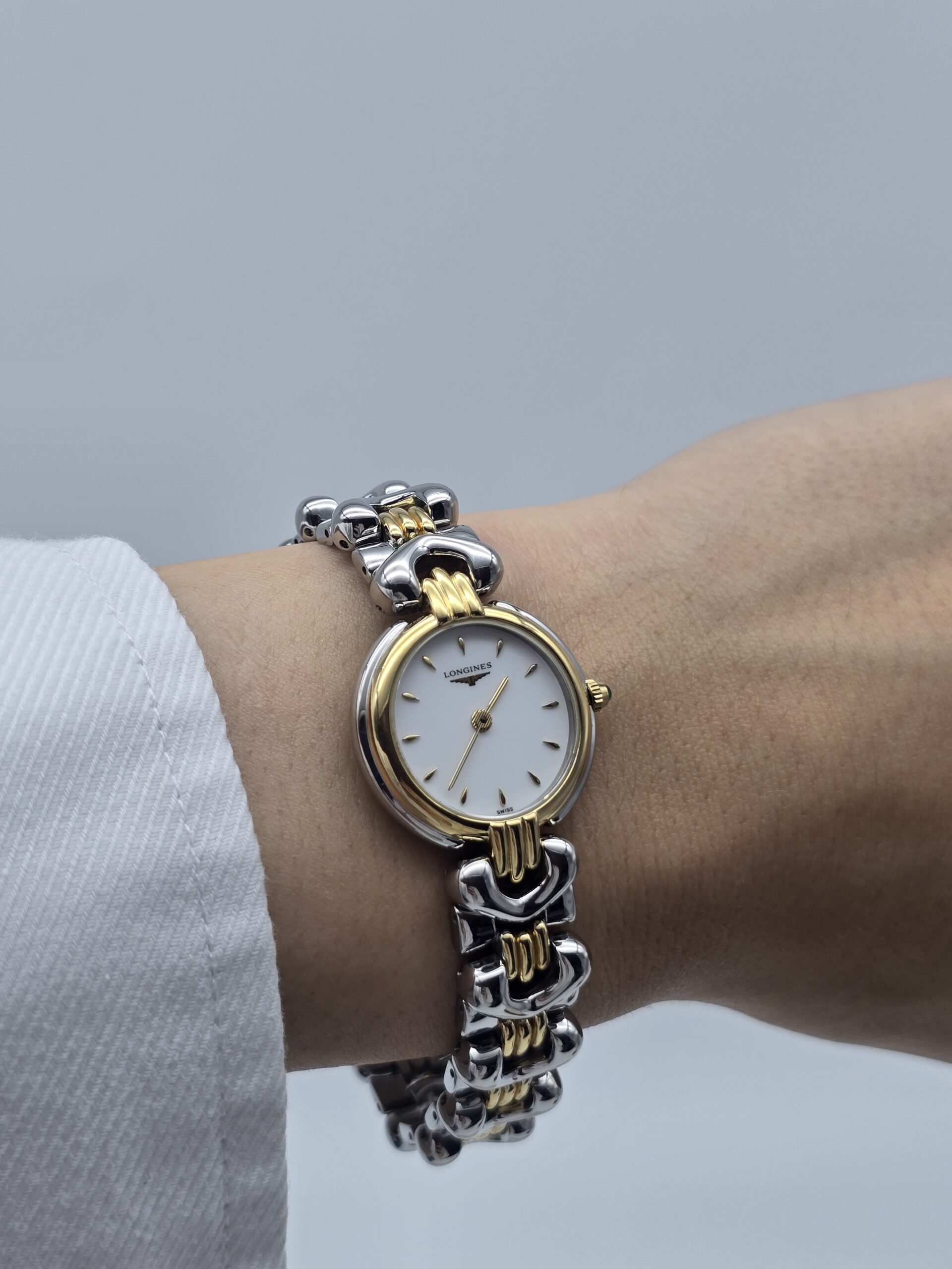 LONGINES - zegarek vintage na bransolecie z liniowymi indeksami na sobie