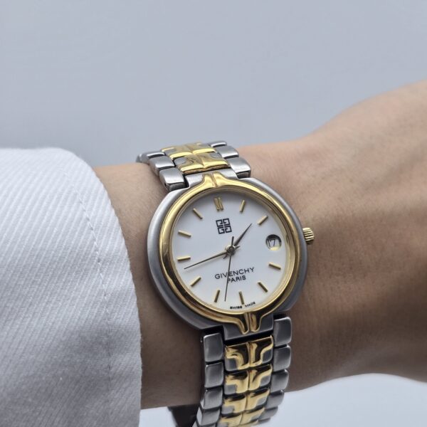 GIVENCHY - elegancki zegarek vintage na bransolecie z datownikiem na sobie