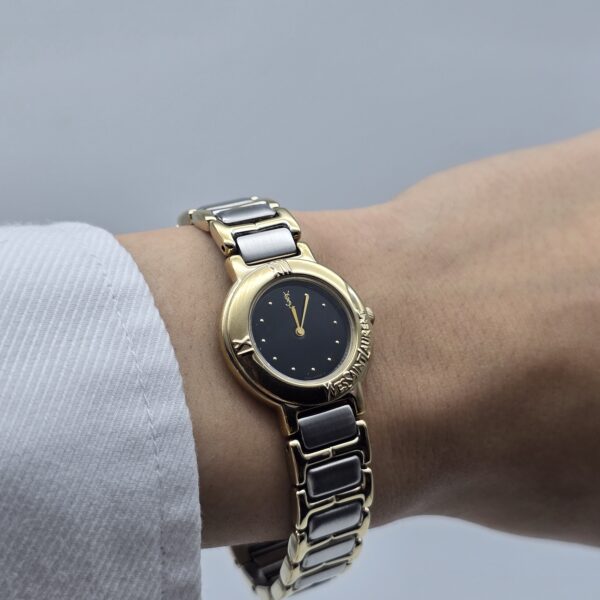 YSL - zegarek vintage na bransolecie z czarną tarczą, lata 90. reka