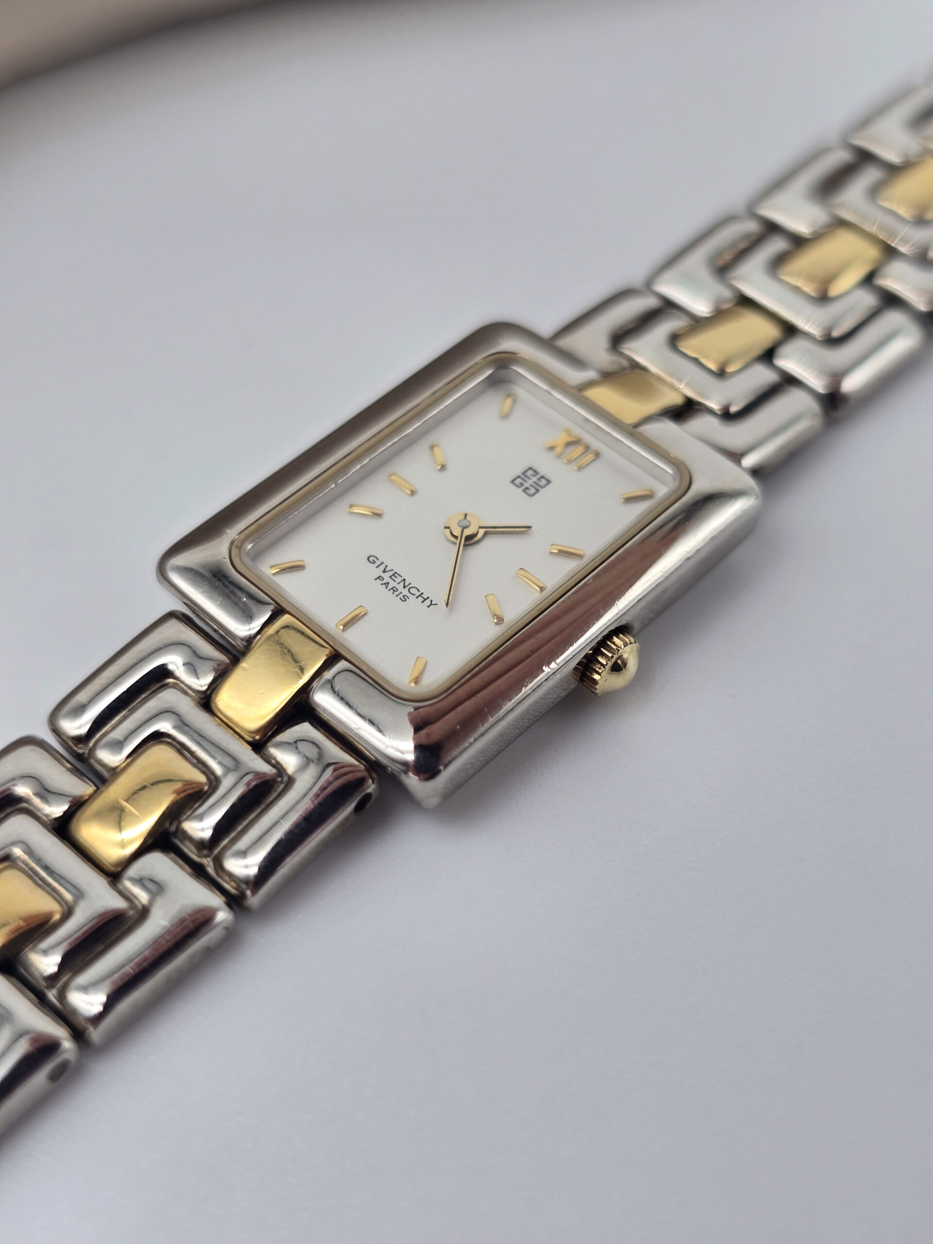 GIVENCHY - subtelny zegarek vintage na bransolecie z prostokątną tarczą koronka