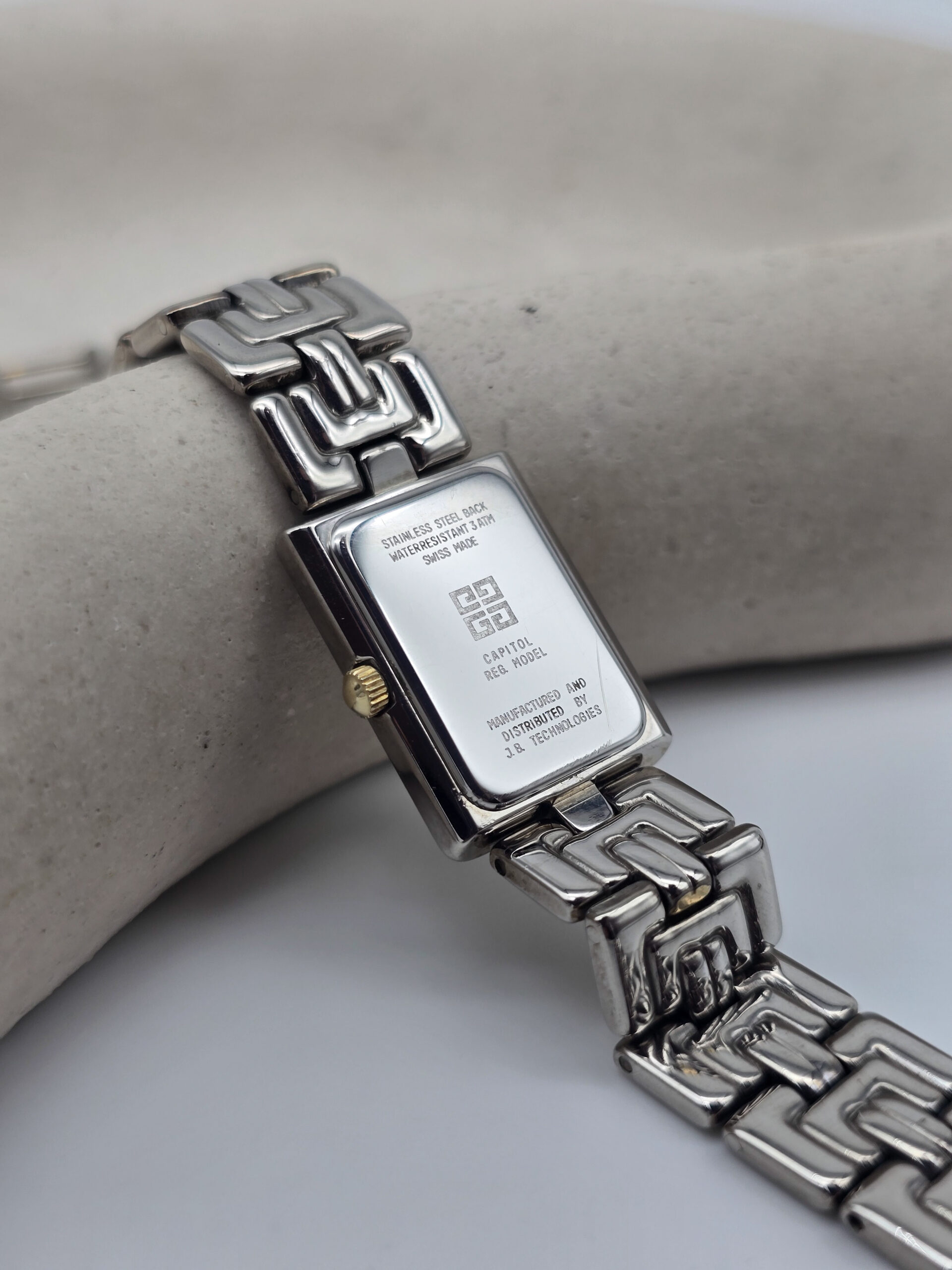 GIVENCHY - subtelny zegarek vintage na bransolecie z prostokątną tarczą tył