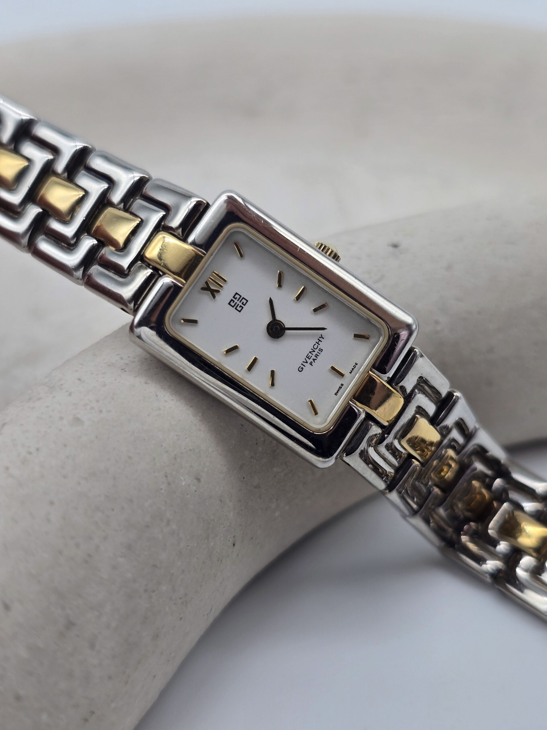 GIVENCHY - subtelny zegarek vintage na bransolecie z prostokątną tarczą