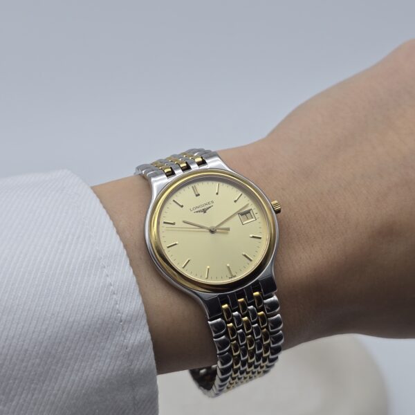 LONGINES - zegarek vintage na bransolecie z datownikiem na sobie