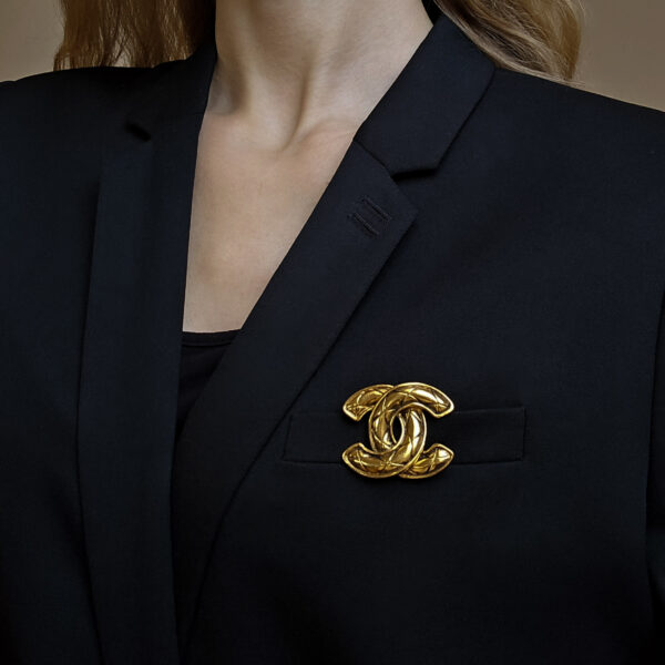 CHANEL - broszka vintage w kształcie logo CC na aobsie